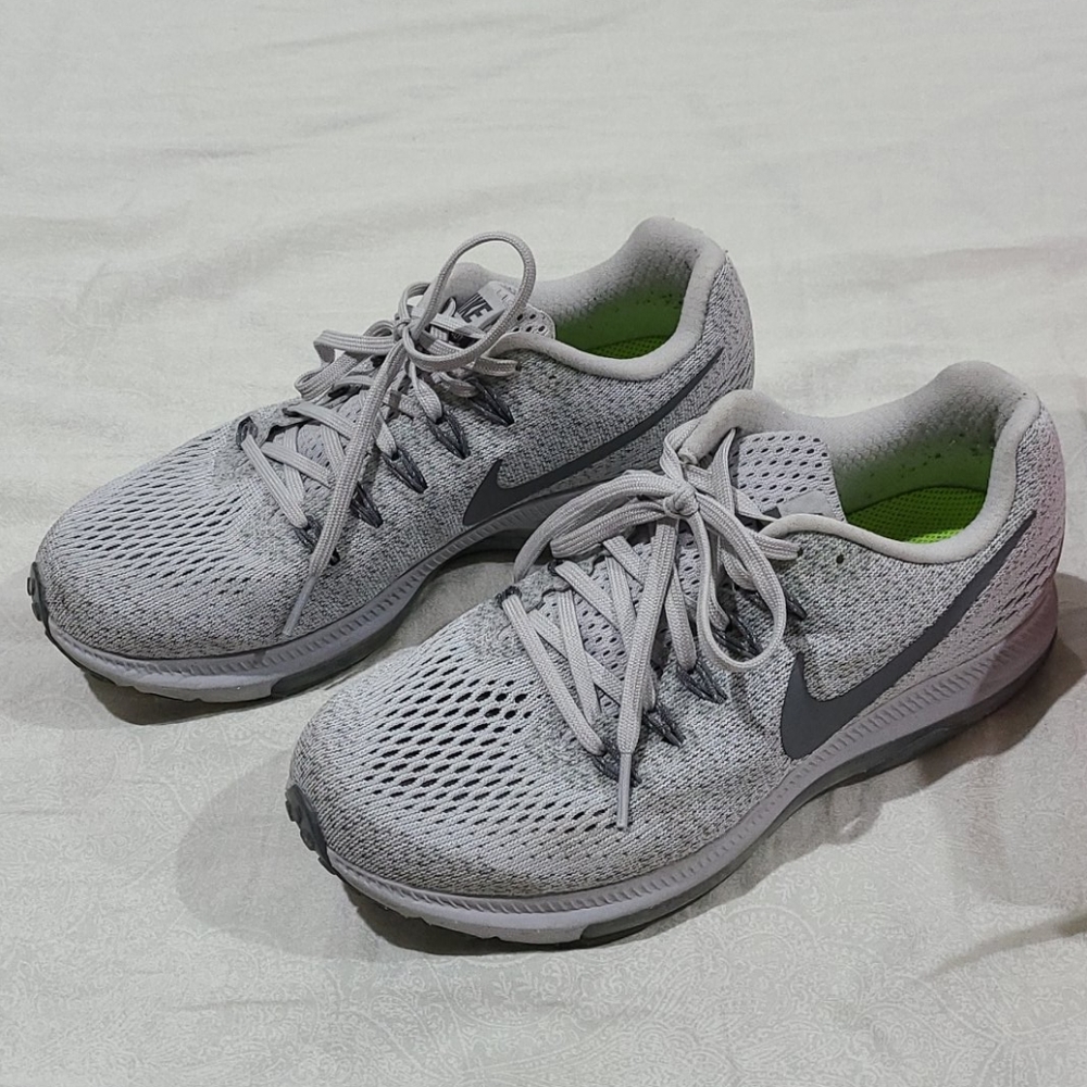 Nike gray shoes/sneakers